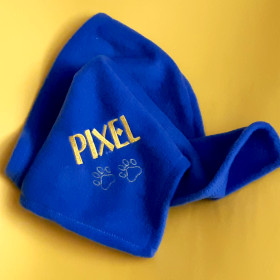koc dla psa z imieniem chabrowy pixel, imię wykonane czcionką bremen